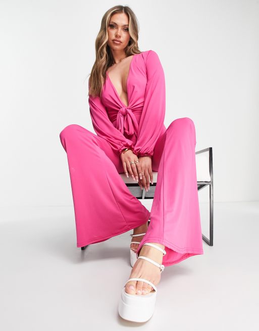 ASOS DESIGN Glamouroser figurbetonter Jumpsuit in Pink mit tiefem Ausschnitt und gebundener Vorderseite ASOS