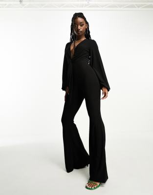 ASOS DESIGN - Glamouröser, figurbetonter Jumpsuit in Schwarz mit tiefem Ausschnitt und gebundener Vorderseite