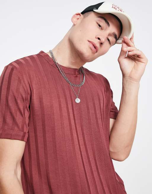 ASOS DESIGN – Glänzendes, geripptes T-Shirt in Burgunderrot