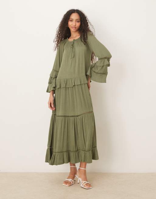 ASOS DESIGN – Gnieciona sukienka maxi w kolorze khaki z wiązaniem z przodu, falbankami i rozkloszowanymi rękawami