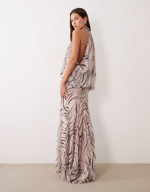 ASOS DESIGN – Godet-Maxikleid mit lässigem Neckholder, tiefer Taille und abstraktem Zebramuster, 3 von 4