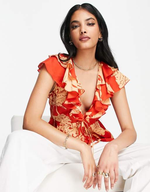ASOS DESIGN – Going Out – Bluse in Orange geblümt mit Rüschenärmeln, tiefem Ausschnitt und seitlichem Zierausschnitt