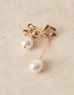 ASOS DESIGN - Goldfarbene Blumen-Ohrstecker mit asymmetrischen Perlenanhängern