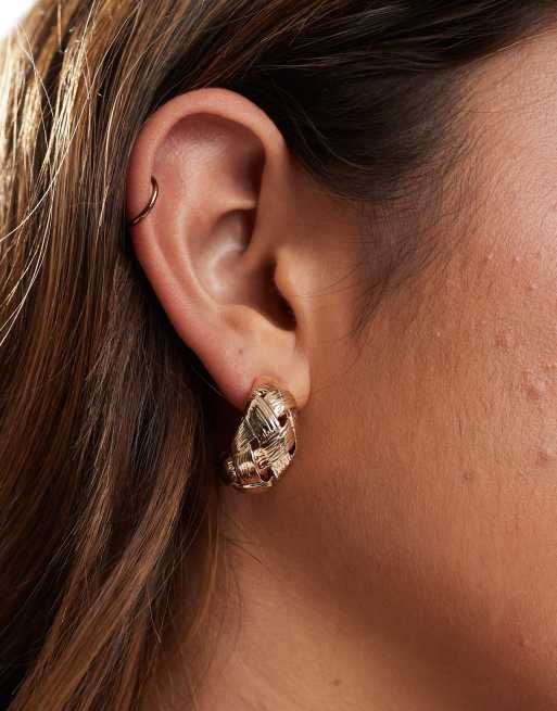 ASOS DESIGN – Goldfarbene Creolen mit Flechtdetail