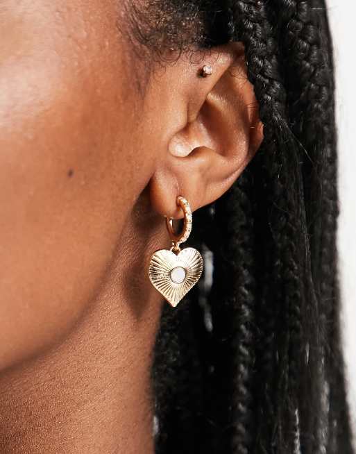 ASOS DESIGN – Goldfarbene Creolen mit Herzanhänger und Opal-Stein