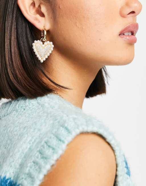 ASOS DESIGN – Goldfarbene Creolen mit herzförmigen Kunstperlenanhängern