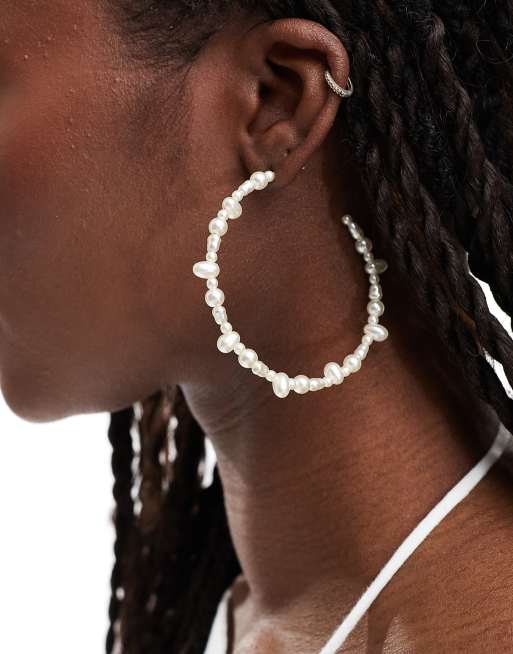 ASOS DESIGN – Goldfarbene Creolen mit Kunstperlen-Detail in Natur