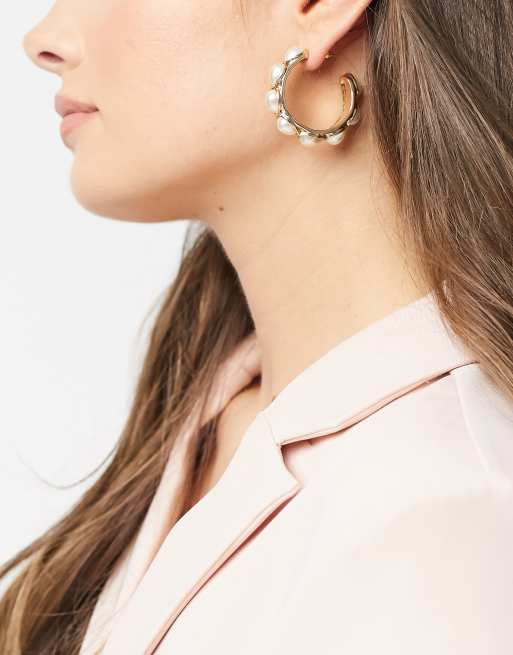 ASOS DESIGN – Goldfarbene Creolen mit tropfenförmigen Perlen
