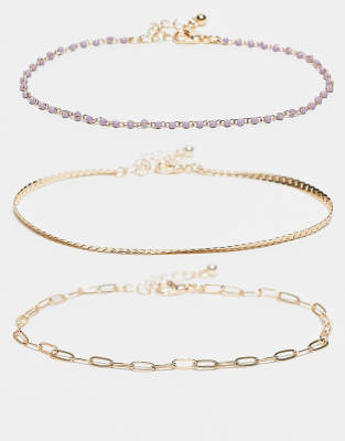 ASOS DESIGN - Goldfarbene Fußketten mit verschiedenen Kettendesigns und lila Perlen im 3er-Pack