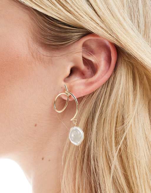 ASOS DESIGN – Goldfarbene gedrehte Hängeohrringe mit Kunstperlendetail