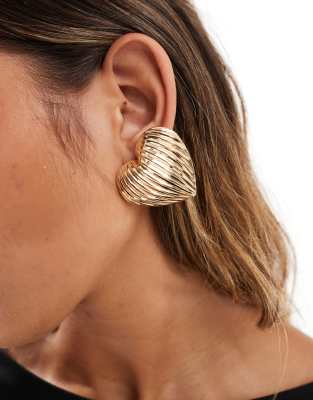 ASOS DESIGN - Goldfarbene, geriffelte Ohrstecker mit übergroßem, bauschigem Herz-Design