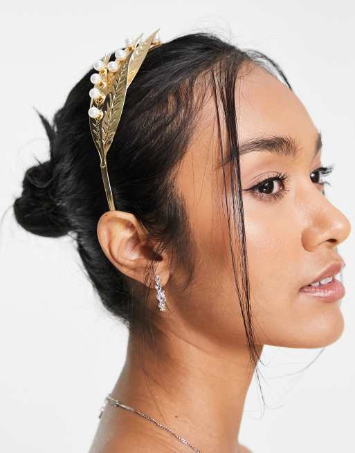 ASOS DESIGN – Goldfarbene Haarkrone mit Perlennieten- und Metallblattdesign