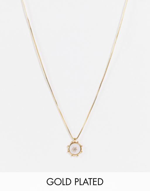 ASOS DESIGN – Goldfarbene Halskette mit 14-Karat-Vergoldung und weißem Emaille-Münzanhänger