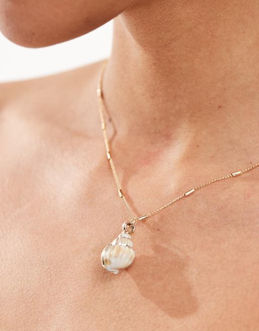 ASOS DESIGN – Goldfarbene Halskette mit Stabdesign und Kunstmuschelanhänger