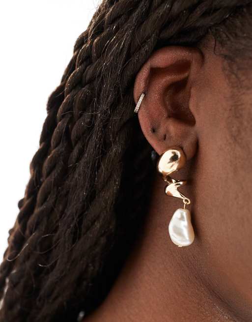 ASOS DESIGN – Goldfarbene Hängeohrringe in geschmolzener Optik mit Kunstperle