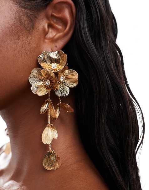 ASOS DESIGN – Goldfarbene Hängeohrringe mit 3D-Blumendesign - view 1