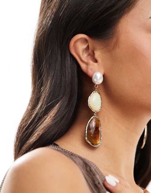 ASOS DESIGN – Goldfarbene Hängeohrringe mit Detail aus Kunstperlen und Halbedelsteinen