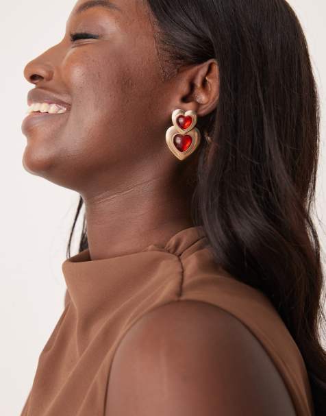 ASOS DESIGN – Goldfarbene Hängeohrringe mit doppeltem Herzdetail aus Kunstharz - view 1