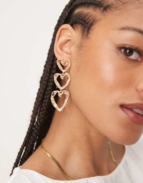 ASOS DESIGN – Goldfarbene Hängeohrringe mit dreifachem Herz-Design - view 1