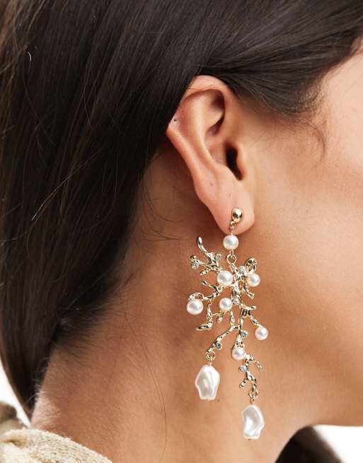 ASOS DESIGN – Goldfarbene Hängeohrringe mit Kunstperlen- und Korallendetails