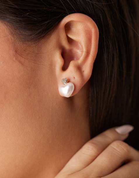 ASOS DESIGN – Goldfarbene Hängeohrringe mit Kunstperlen und plastischem Herzdetail - view 1