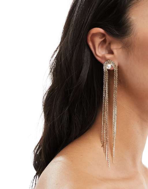 ASOS DESIGN – Goldfarbene Hängeohrringe mit zarter Kette und Kunstperlendetail