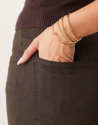 ASOS DESIGN - Goldfarbene, mehrreihige Stretch-Armbänder