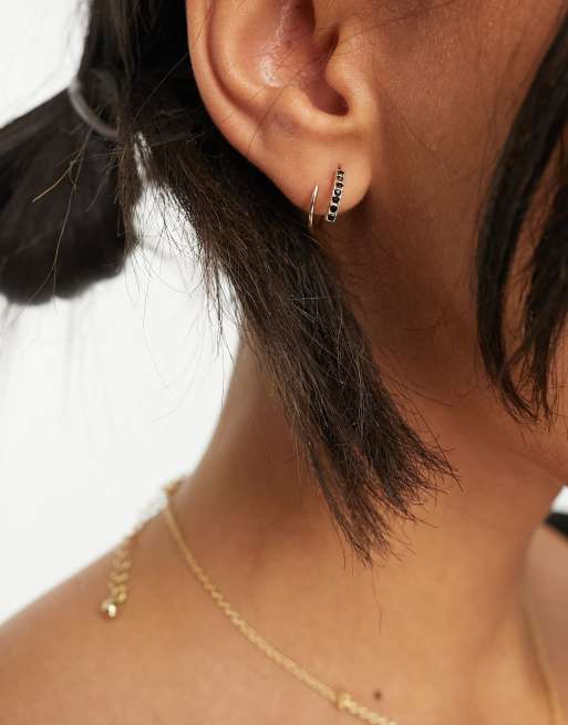 ASOS DESIGN – Goldfarbene Ohrringe im Creolen-Design zum Durchstecken mit schwarzen Schmucksteinen