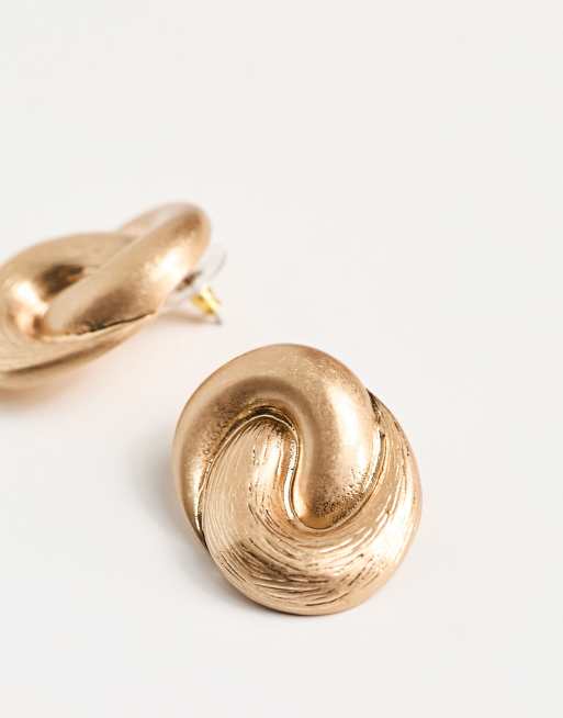 ASOS DESIGN – Goldfarbene Ohrstecker in gebürsteter Optik mit Vintage-Wirbeldesign, 2 von 4