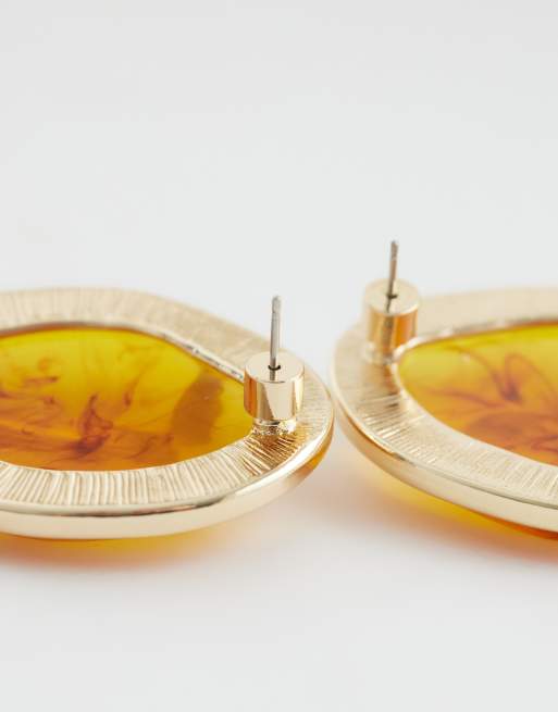 ASOS DESIGN – Goldfarbene Ohrstecker in geschmolzener Optik mit eingefasstem Schmuckstein in Bernstein, 4 von 5