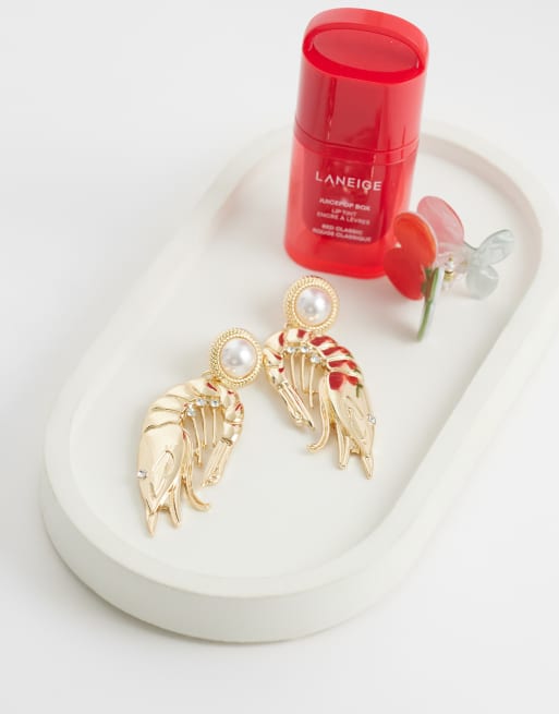 ASOS DESIGN – Goldfarbene Ohrstecker mit Garnelenanhängern und Kunstperlendetail, 2 von 4