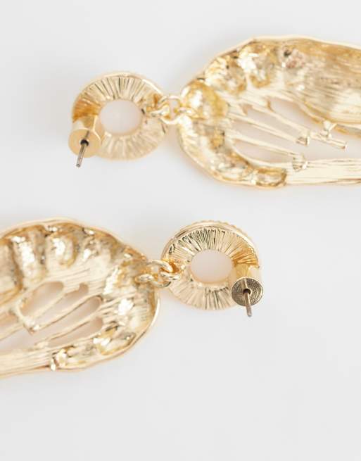 ASOS DESIGN – Goldfarbene Ohrstecker mit Garnelenanhängern und Kunstperlendetail, 3 von 4