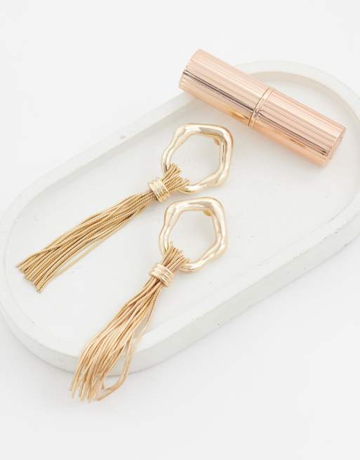 ASOS DESIGN – Goldfarbene Ohrstecker mit geschmolzenem Design und Quasten-Detail, 2 von 4