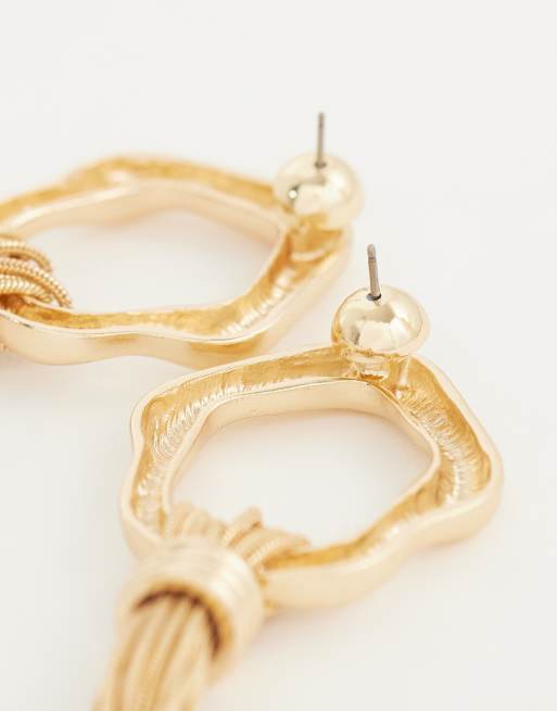 ASOS DESIGN – Goldfarbene Ohrstecker mit geschmolzenem Design und Quasten-Detail, 4 von 4
