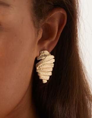 ASOS DESIGN – Goldfarbene Ohrstecker mit mehrlagigem, strukturierten Rillenmuster - view 1