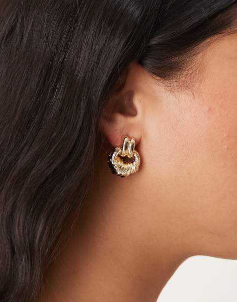 ASOS DESIGN – Goldfarbene Ohrstecker mit Mini-Anhänger im Türklopfer-Design - view 1