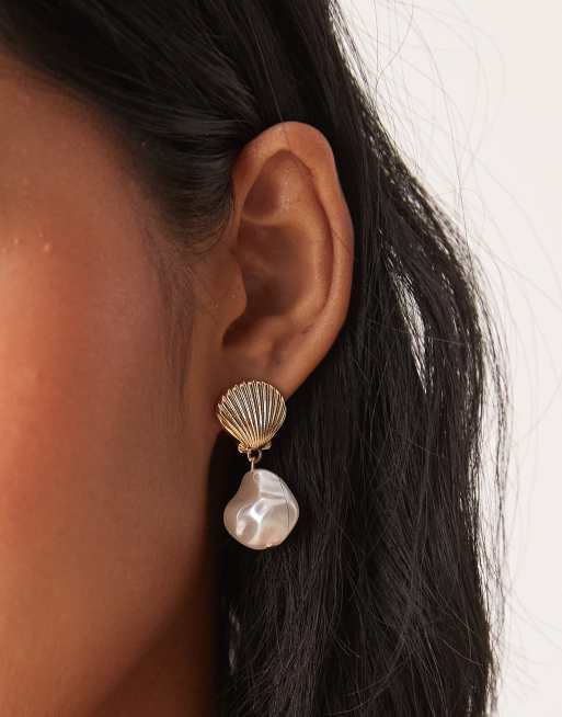 ASOS DESIGN – Goldfarbene Ohrstecker mit Muschel-Design und Kunstperle, 3 von 3