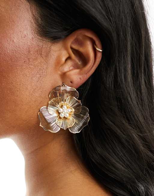 ASOS DESIGN – Goldfarbene Ohrstecker mit zartem Drahtblumen- und Zierperlen-Design , 3 von 4