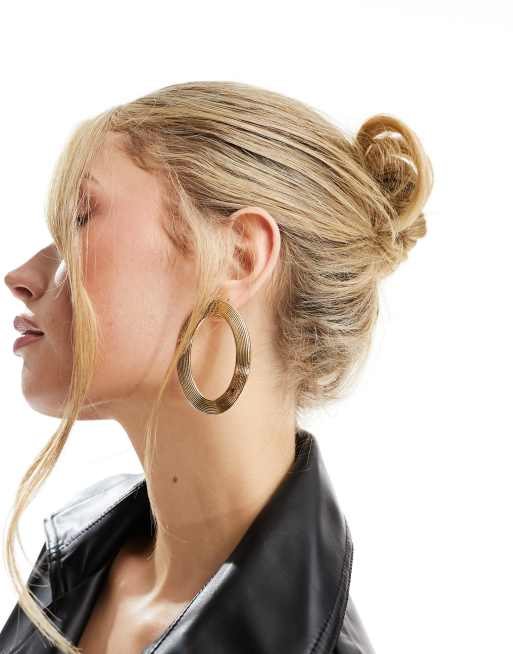 ASOS DESIGN – Goldfarbene ovale Creolen mit Rillenmuster