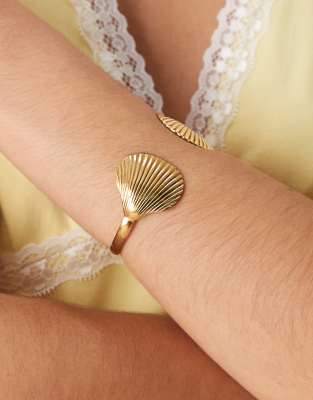 ASOS DESIGN - Goldfarbener Armreif aus wasserfestem Edelstahl mit Muschel-Design