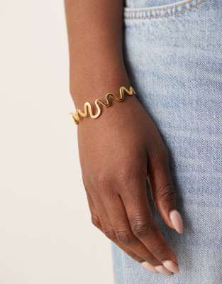 ASOS DESIGN - Goldfarbener Armreif aus wasserfestem Edelstahl mit welligem Design