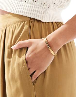 ASOS DESIGN - Goldfarbener Armreif aus wasserfesten Edelstahl mit graviertem Himmels-Design