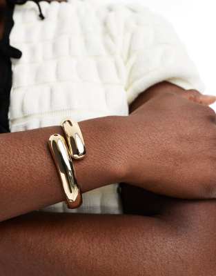 ASOS DESIGN - Goldfarbener Armreif mit eckigem abstraktem Design