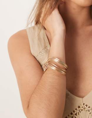 ASOS DESIGN - Goldfarbener Armreif mit gebogenem Drahtdesign