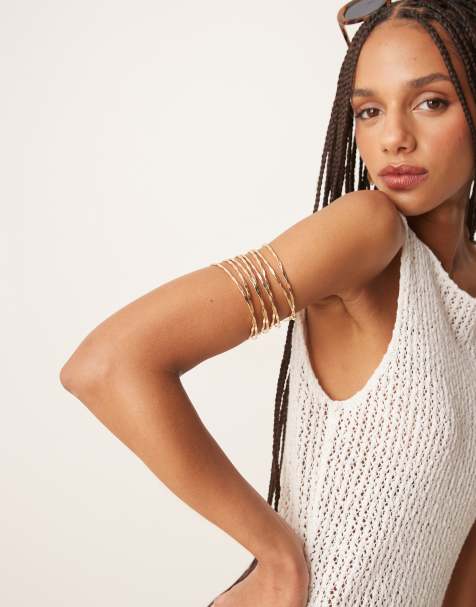 ASOS DESIGN – Goldfarbener Armreif mit gehämmertem Wickel-Design - view 1