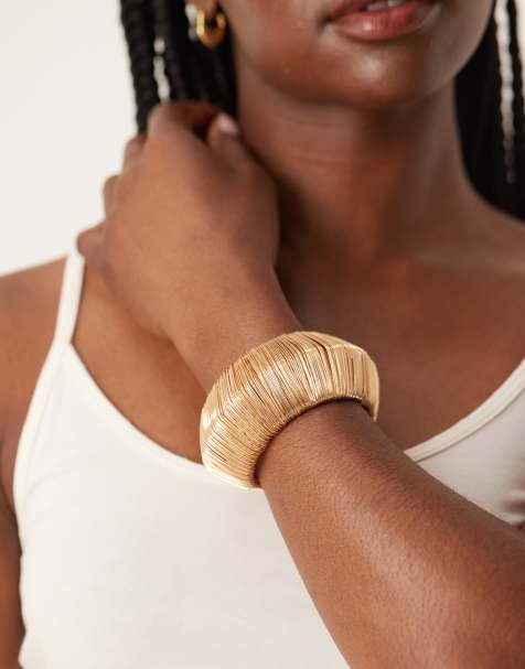 ASOS DESIGN – Goldfarbener Armreif mit gewickeltem Draht-Design - view 1