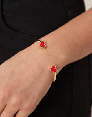ASOS DESIGN - Goldfarbener Armreif mit Herzdetail aus Emaille