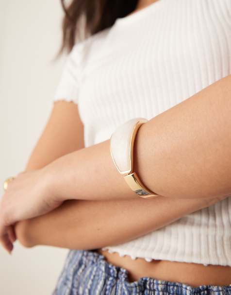 ASOS DESIGN – Goldfarbener Armreif mit Kunstperlen-Design - view 1