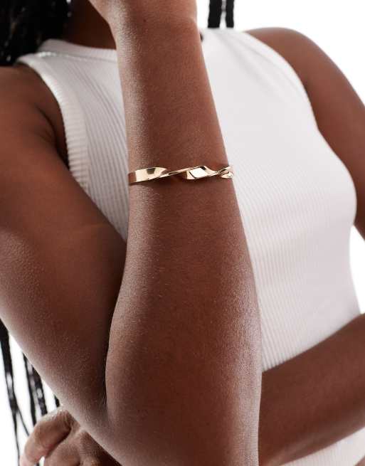 ASOS DESIGN – Goldfarbener Armreif mit verdrehtem Detail