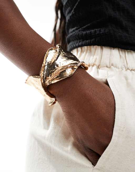 ASOS DESIGN – Goldfarbener Armreif mit verdrehtem, geschmolzenem Design